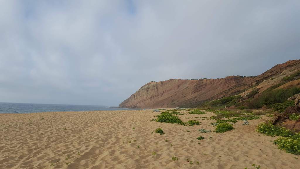 A bela praia da Gralha, em Portugal.