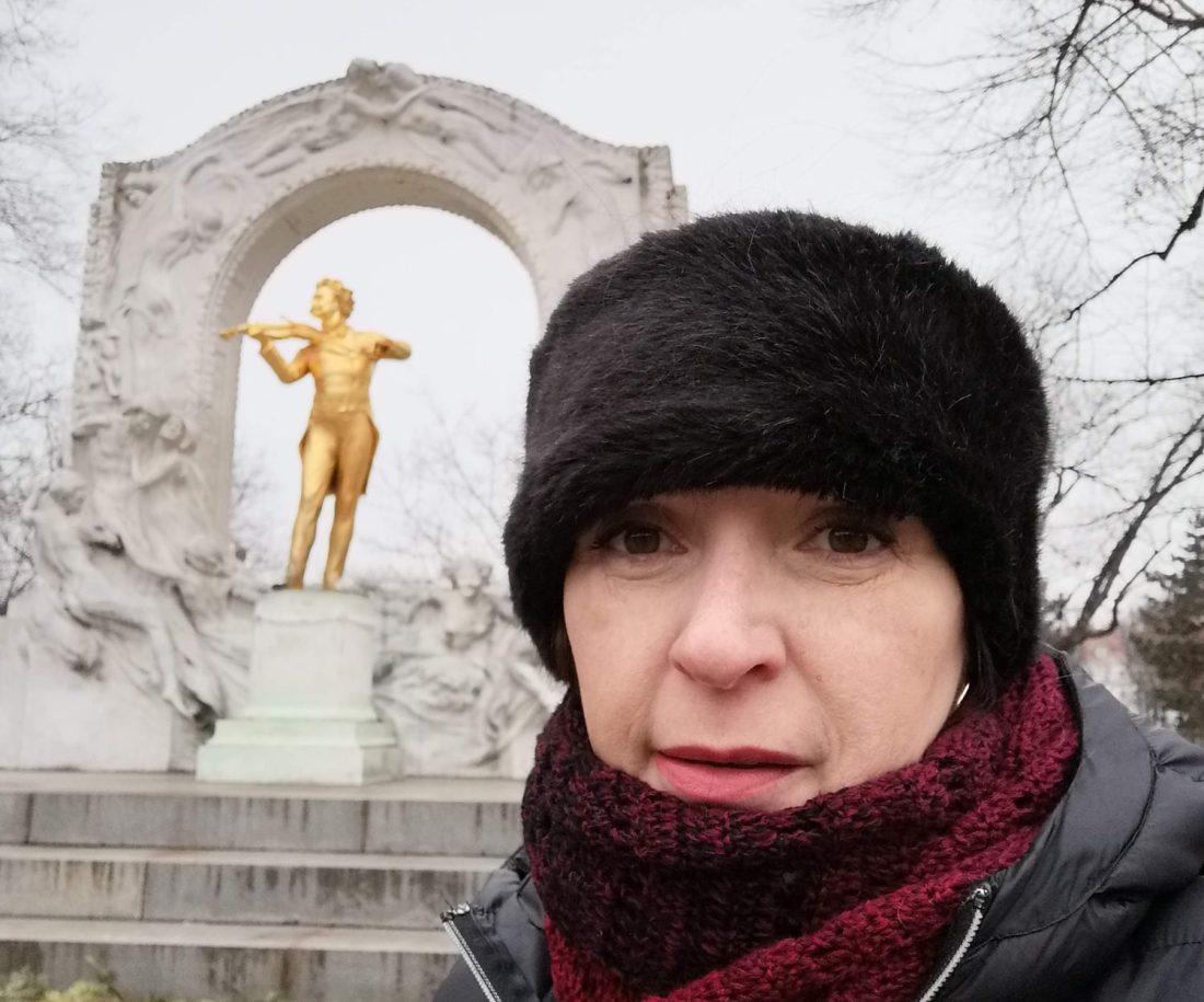 Eu com a estádua de Johann Strauss